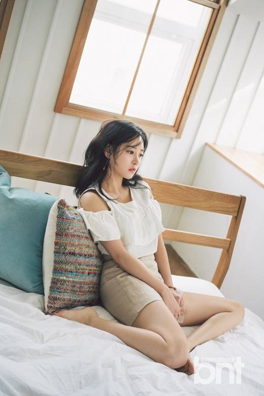 樸昭妍拍攝性感寫真圖片 香肩細(xì)腿身姿撩人