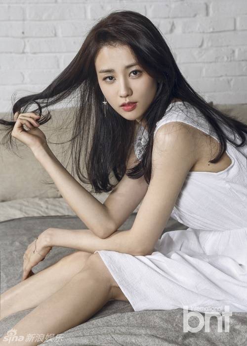 韓星樸河宣春裝時尚寫真 復(fù)古迷人露美腿