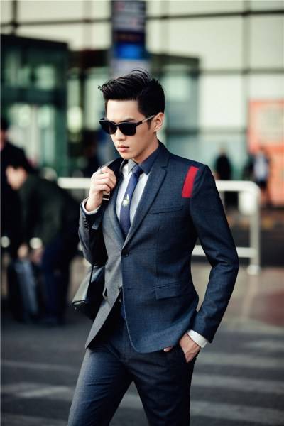 演員張若昀雜志寫真 西裝革履街拍范十足