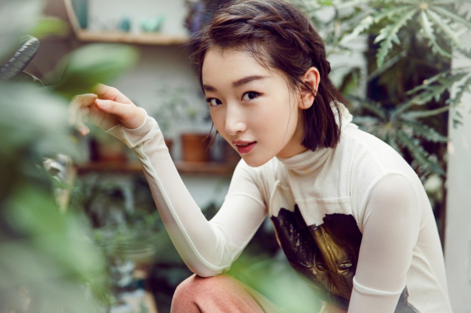 周冬雨短發(fā)時(shí)尚寫真曝光 大玩拼色單品俏皮可愛