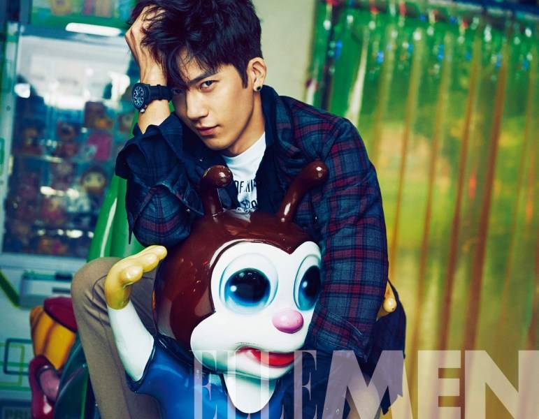 井柏然雜志封面寫真大片 演繹復(fù)古懷舊大神范兒