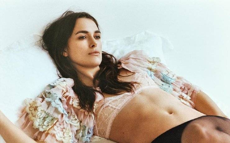 凱拉&middot;奈特莉性感寫(xiě)真圖片 半裸摸胸氣質(zhì)冷艷