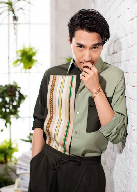 趙又廷時(shí)尚寫真圖片 濃濃秋意顯暖男氣質(zhì)