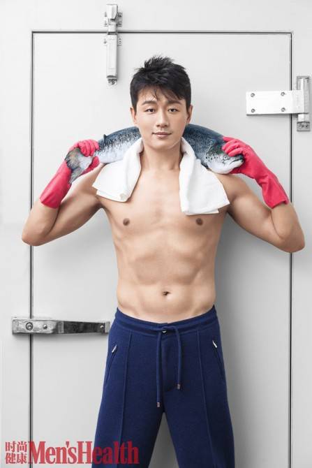 佟大為雜志封面大片曝光 化身&ldquo;性感廚男&rdquo;秀腹肌
