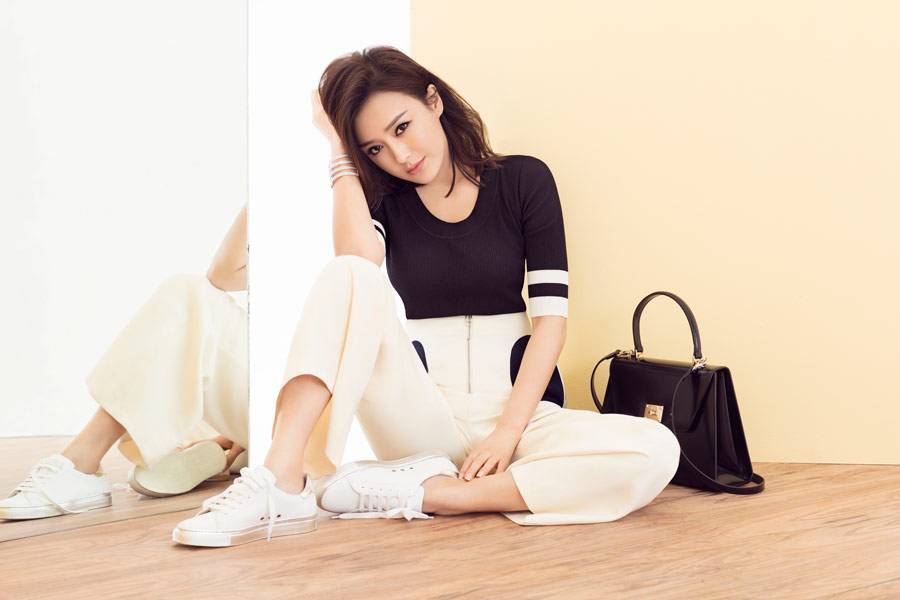 秦嵐時(shí)尚寫(xiě)真圖片 簡(jiǎn)約大方率性十足