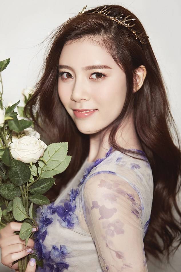 宋妍霏完美側(cè)顏寫(xiě)真曝光 清新少女風(fēng)仙氣十足