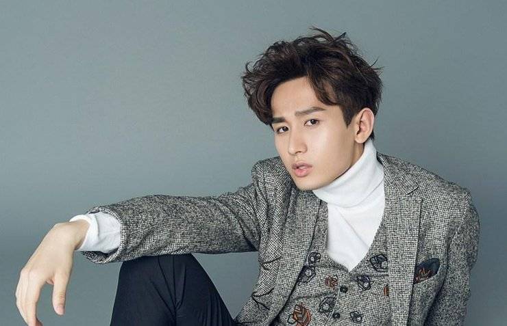 演員成毅雜志寫真照片 演繹別樣的慵懶午后