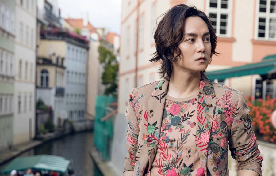 演員尹正時尚寫真曝光 布拉格街拍演繹浪漫風情