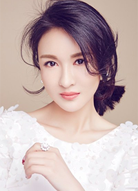 演員鄭逸桐寫真圖片 雅致長(zhǎng)裙自然隨性”