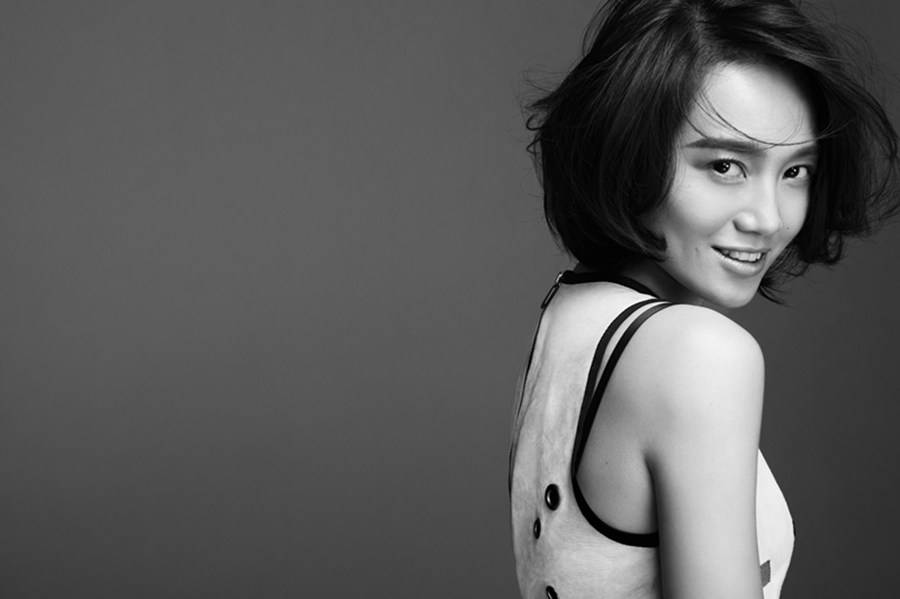 主持人朱丹黑白寫真 一身迷彩服上演側顏殺