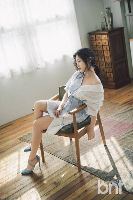 樸昭妍拍攝性感寫真圖片 香肩細(xì)腿身姿撩人