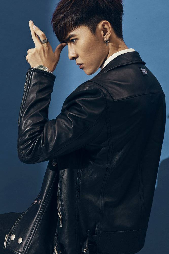 唐禹哲最新寫真大片 朋克紳士潮味十足