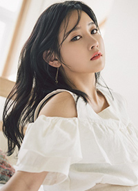 樸昭妍拍攝性感寫真圖片 香肩細(xì)腿身姿撩人”