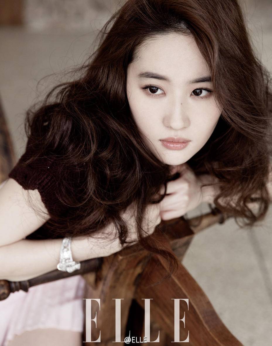 劉亦菲雜志面刊曝光 極具女人味嫵媚柔美