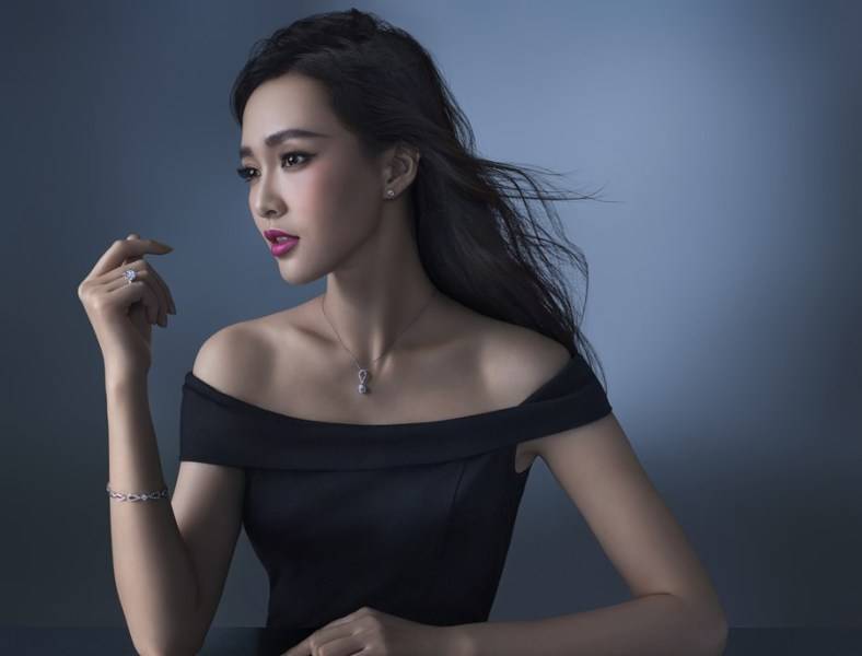 唐嫣寫(xiě)真顯女王氣場(chǎng) 優(yōu)雅從容自信美麗