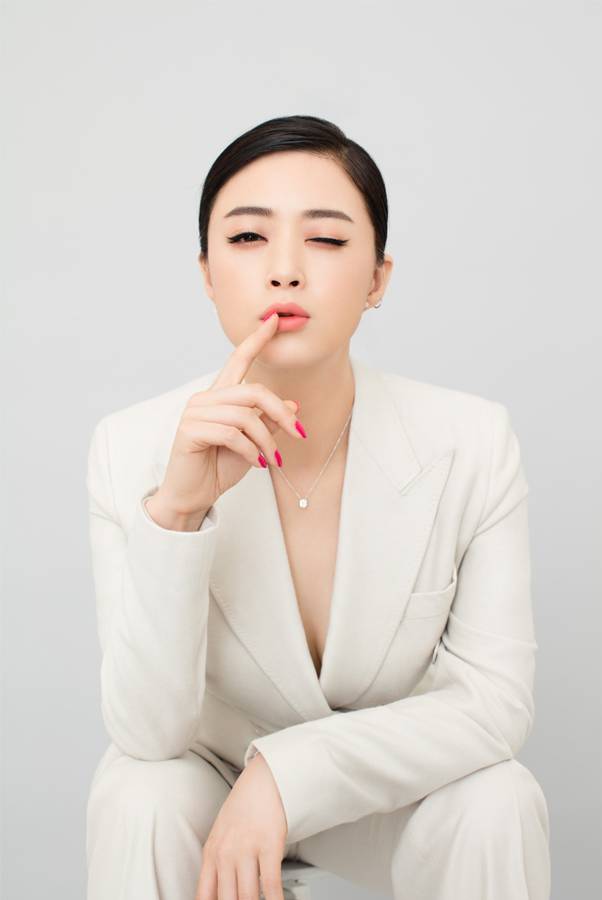 蔣欣時(shí)尚大片曝光 長(zhǎng)款風(fēng)衣難掩優(yōu)雅氣質(zhì)