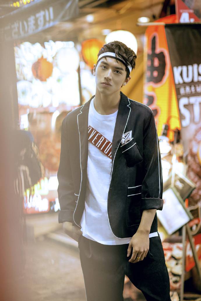 小鮮肉許魏洲時(shí)尚畫報(bào) 眼神殺奪人心魄直擊少女心