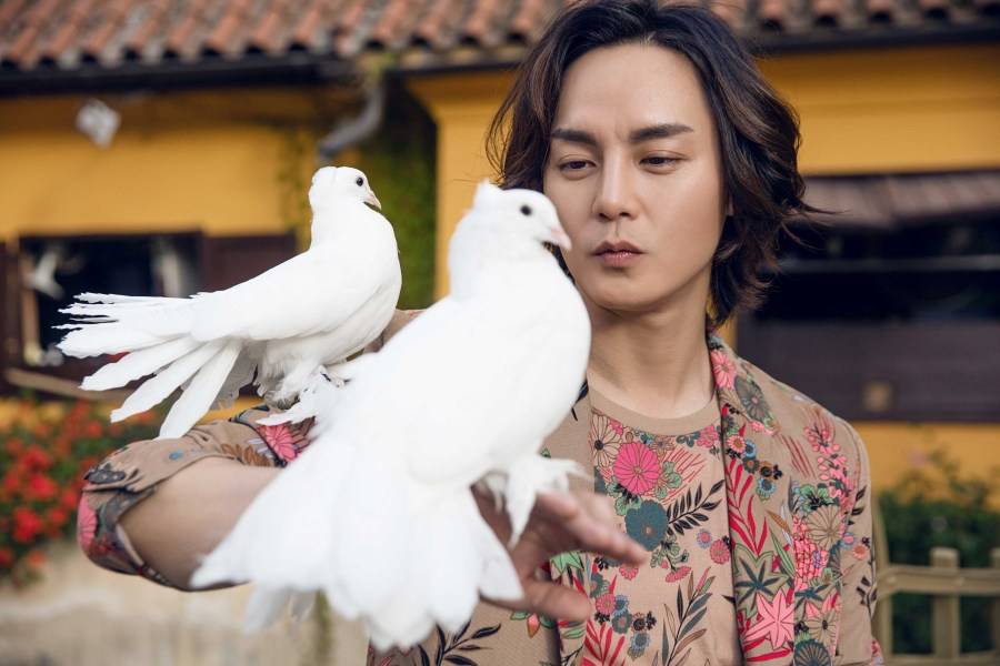 演員尹正時(shí)尚寫真曝光 布拉格街拍演繹浪漫風(fēng)情