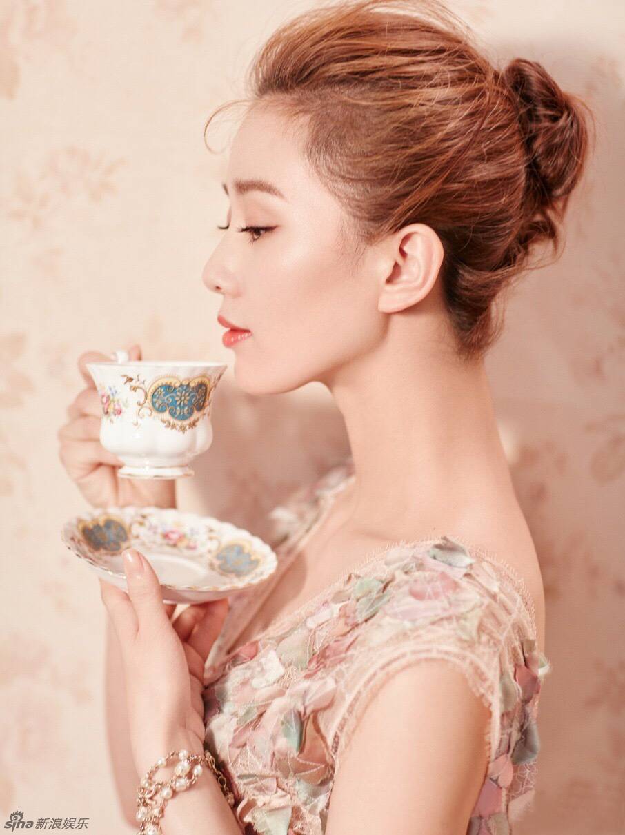 劉詩(shī)詩(shī)時(shí)尚雜志寫(xiě)真大片 粉嫩優(yōu)雅美到窒息