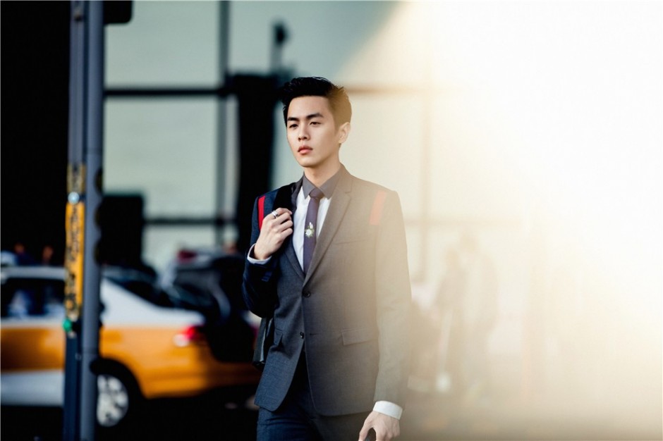 演員張若昀雜志寫真 西裝革履街拍范十足