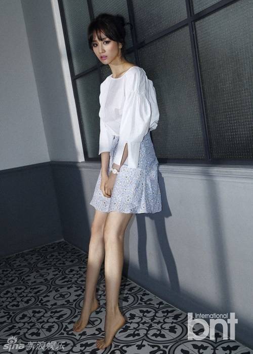 韓星樸河宣春裝時尚寫真 復(fù)古迷人露美腿