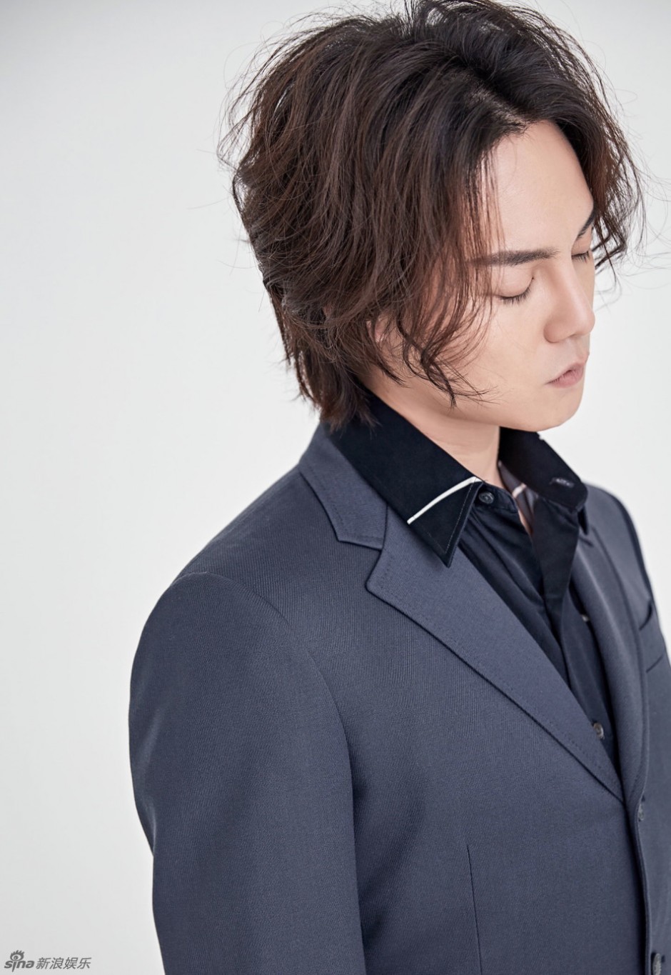 尹正西裝時尚大片曝光 變身日系型男帥氣爆表