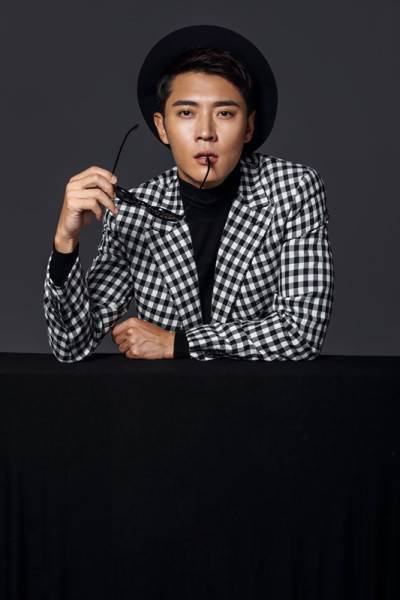 張丹峰最新寫(xiě)真大片 時(shí)尚型男魅力十足