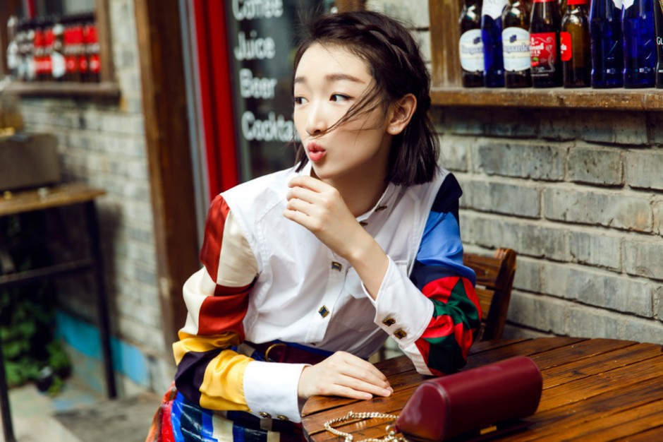 周冬雨短發(fā)時尚寫真曝光 大玩拼色單品俏皮可愛