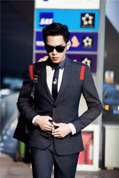 演員張若昀雜志寫真 西裝革履街拍范十足