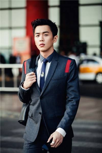 演員張若昀雜志寫真 西裝革履街拍范十足