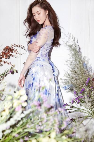 宋妍霏完美側(cè)顏寫真曝光 清新少女風(fēng)仙氣十足