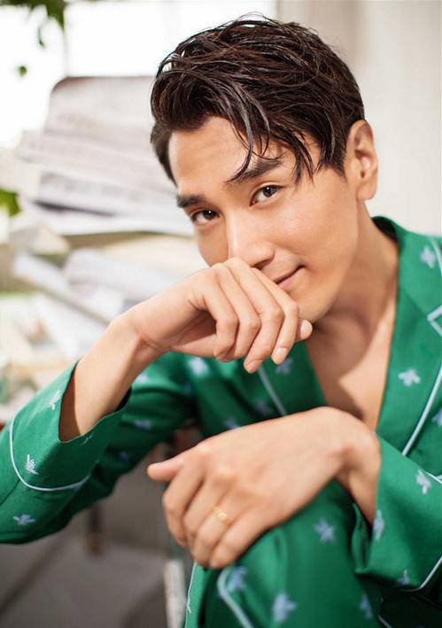 趙又廷時尚寫真圖片 濃濃秋意顯暖男氣質(zhì)