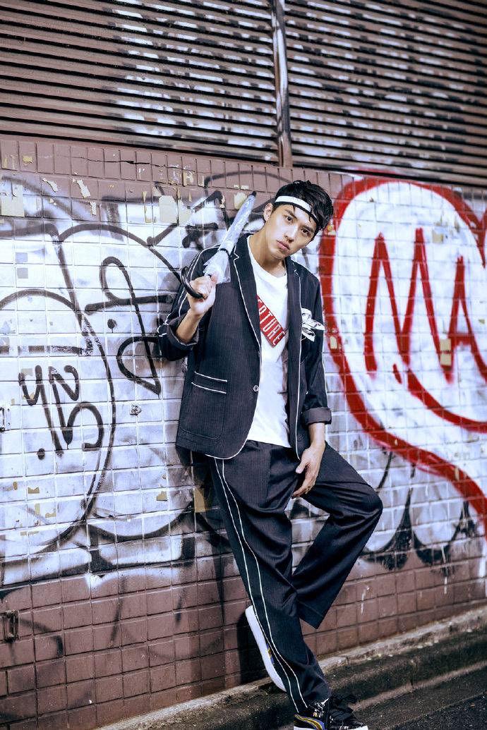 小鮮肉許魏洲時(shí)尚畫(huà)報(bào) 眼神殺奪人心魄直擊少女心