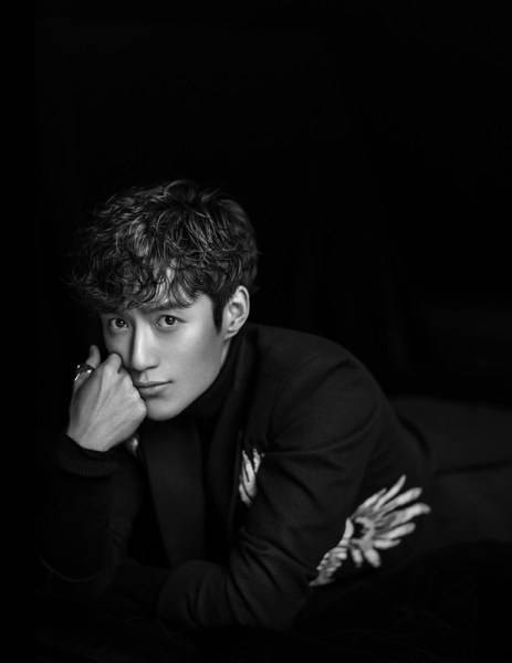 男演員張鑫黑白寫真大片 眼神深邃極具紳士誘惑