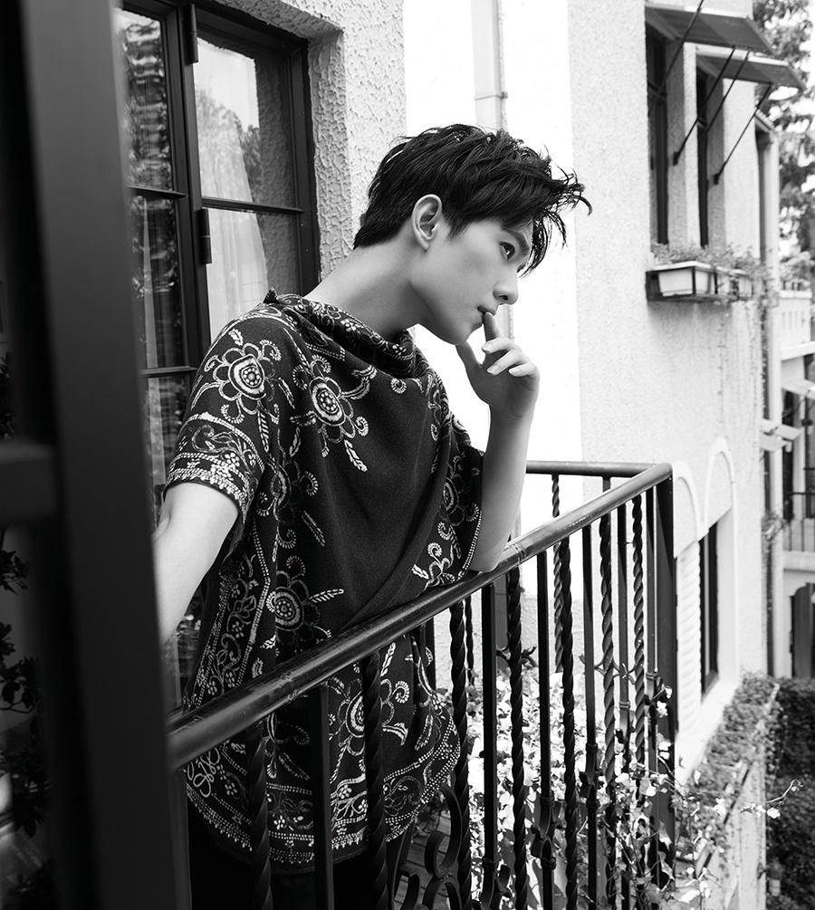 楊洋時(shí)尚寫真大片 極簡造型定格青春模樣