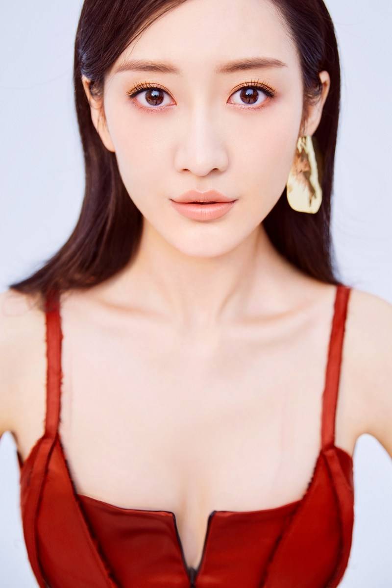 內(nèi)地演員王鷗時(shí)尚雜志寫真曝光