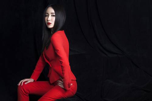 婁藝瀟烈焰紅唇時(shí)尚寫真 霸氣果敢女王范十足