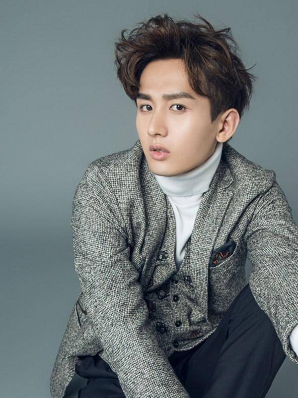 演員成毅雜志寫(xiě)真照片 演繹別樣的慵懶午后