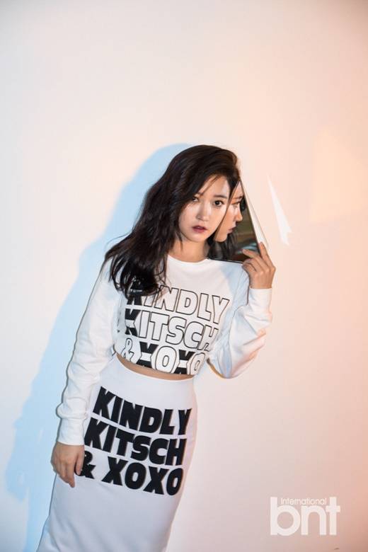 樸昭妍拍攝性感寫真圖片 香肩細(xì)腿身姿撩人