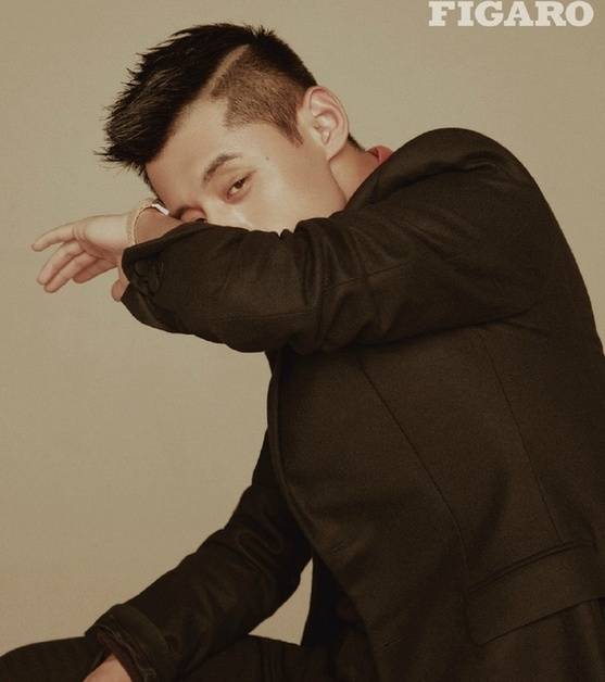 張繼科初秋時尚大片曝光 吐舌撩妹帥氣不減