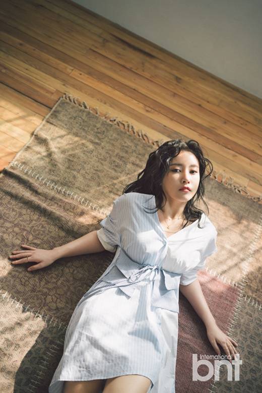 樸昭妍拍攝性感寫(xiě)真圖片 香肩細(xì)腿身姿撩人