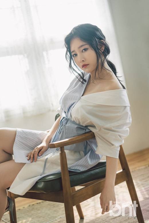 樸昭妍拍攝性感寫真圖片 香肩細(xì)腿身姿撩人