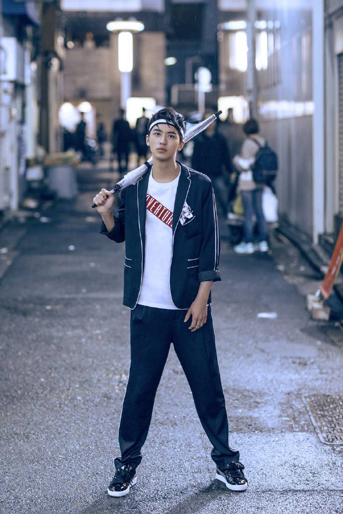 小鮮肉許魏洲時(shí)尚畫報(bào) 眼神殺奪人心魄直擊少女心