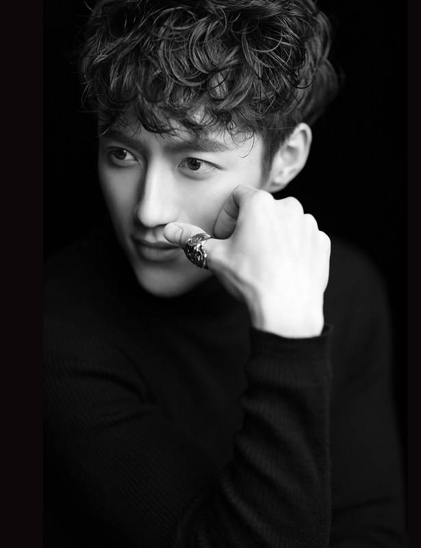 男演員張鑫黑白寫真大片 眼神深邃極具紳士誘惑