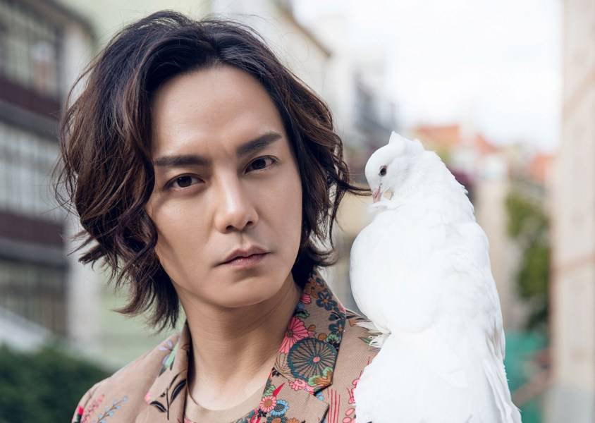 演員尹正時(shí)尚寫真曝光 布拉格街拍演繹浪漫風(fēng)情