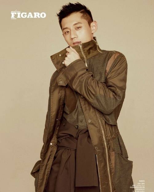 張繼科初秋時(shí)尚大片曝光 吐舌撩妹帥氣不減