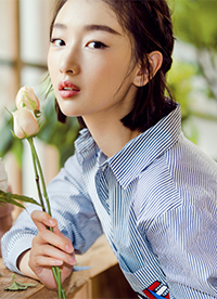 周冬雨短發(fā)時(shí)尚寫真曝光 大玩拼色單品俏皮可愛