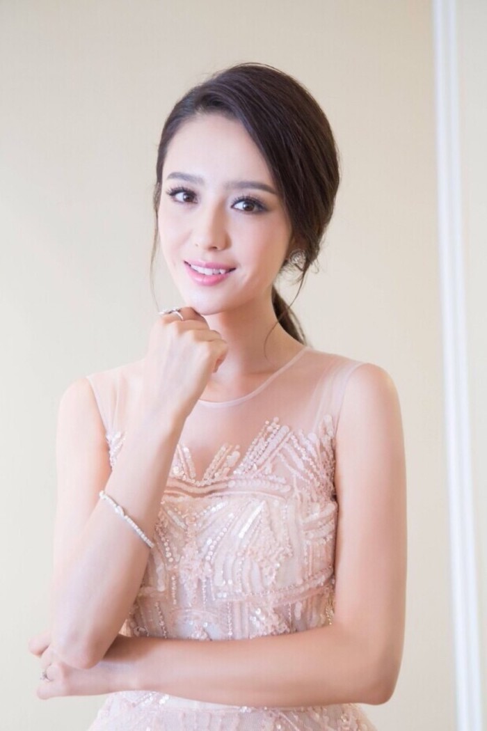 佟麗婭裸色裙嫵媚撩人