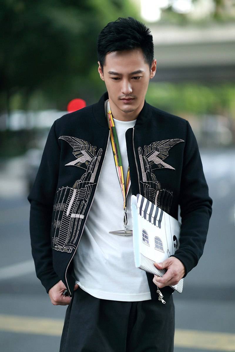 演員亓航午后家居寫(xiě)真集曝光 散發(fā)鄰家氣息