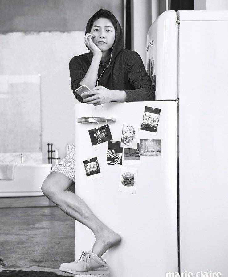 宋仲基最新寫真照曝光 化身愛狗帥氣宅男